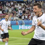 Mesut Özil freut sich über seinen Führungstreffer. Im Hintergrund sieht man Jonas Hector, der später eine wichtige Rolle im Spiel gegen Italien spielen wird.