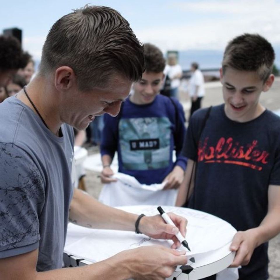 Toni Kroos verteil noch schnell Autogramme für seine jungen Fans. Toni Kroos verteil noch schnell Autogramme für seine jungen Fans.