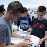 Toni Kroos verteil noch schnell Autogramme für seine jungen Fans.