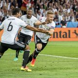Shkrodan Mustafi feiert sein erstes Tor für die deutsche Mannschaft in dieser EM.