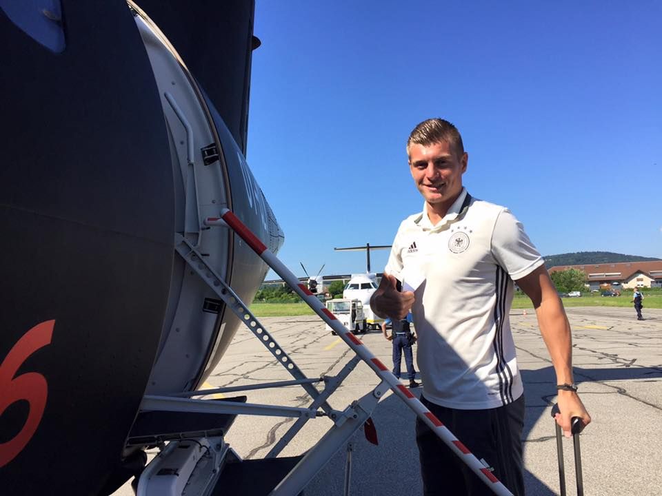 Auf nach Bordeaux: Toni Kroos wirkt sehr zuversichtlich. Wir drücken die Daumen für die Mannschaft. Auf nach Bordeaux: Toni Kroos wirkt sehr zuversichtlich. Wir drücken die Daumen für die Mannschaft.