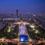 Mehr als 80.000 Besucher kommen zu der großen Eröffnungsfeier der Fanmeile am Eiffelturm.