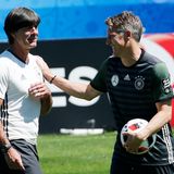 Der Trainer und sein Kapitän: Die Stimmung ist einen Tag nach dem Sieg gegen die Slowakei ausgelassen.