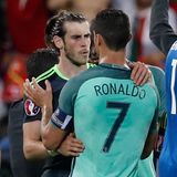 Aus der Traum vom Finale. Gareth Bale ist die Enttäuschung sichtlich ins Gesicht geschrieben. Cristiano Ronaldo nimmt seinen Teamkollegen von Real Madrid in die Arme.