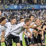 Nach dem spannenden Spiel gegen den Angstgegner Italien bedanken sich die Spieler bei ihren Fans.