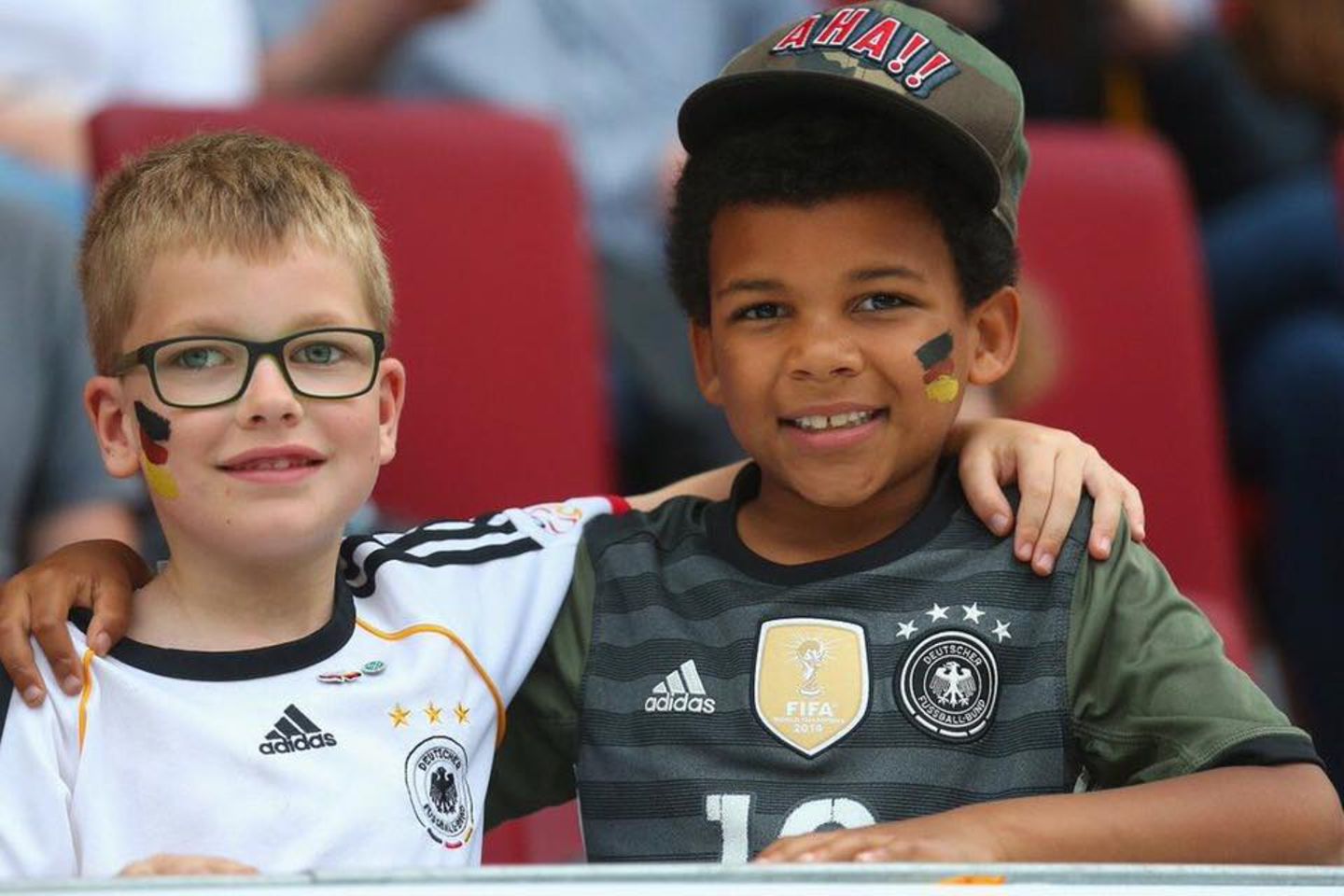 Mario Götze wünscht allen eine friedvolle EM und postet dieses entzückende Foto von zwei kleinen Jungs, die sich sehr auf das Turnier freuen!