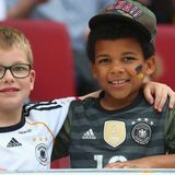 Mario Götze wünscht allen eine friedvolle EM und postet dieses entzückende Foto von zwei kleinen Jungs, die sich sehr auf das Turnier freuen!