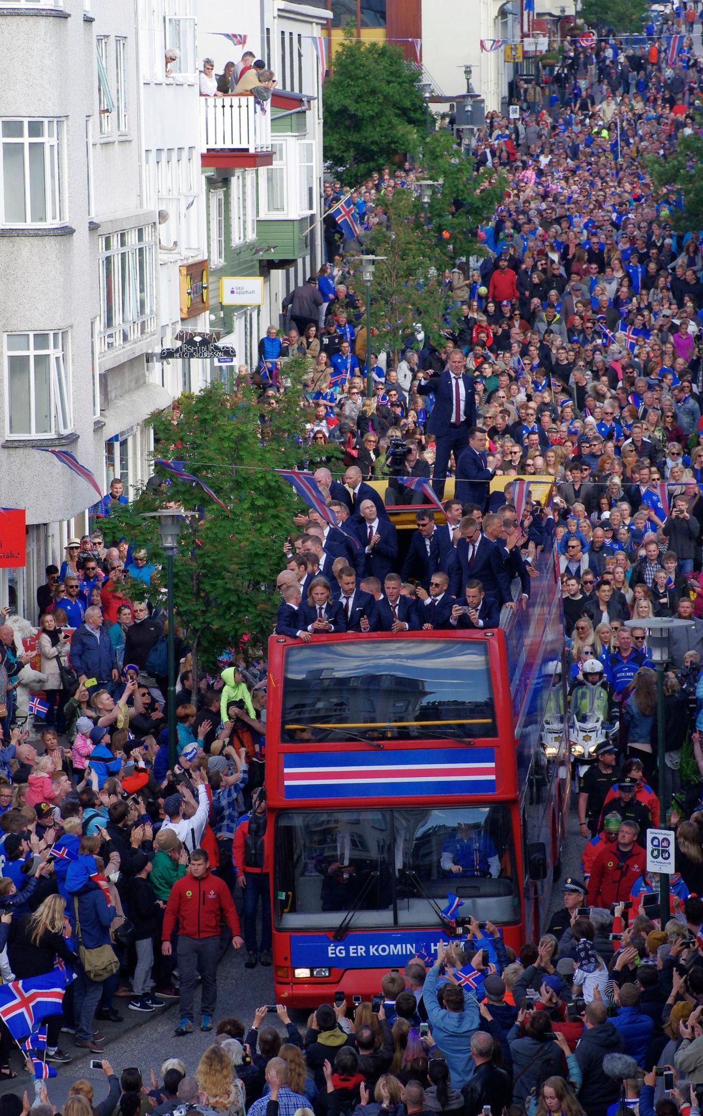 Die Fußballhelden aus Island werden zu Hause in Reykjavik von allen Inselbewohnern empfangen.