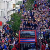 Die Fußballhelden aus Island werden zu Hause in Reykjavik von allen Inselbewohnern empfangen.