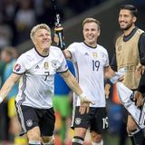 Große Freude: Mario Götze und die Spieler auf der Bank feiern Bastian Schweinsteigers Tor!