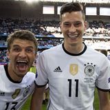 Thomas Müller freut sich mit Julian Draxler auf das Viertelfinale.