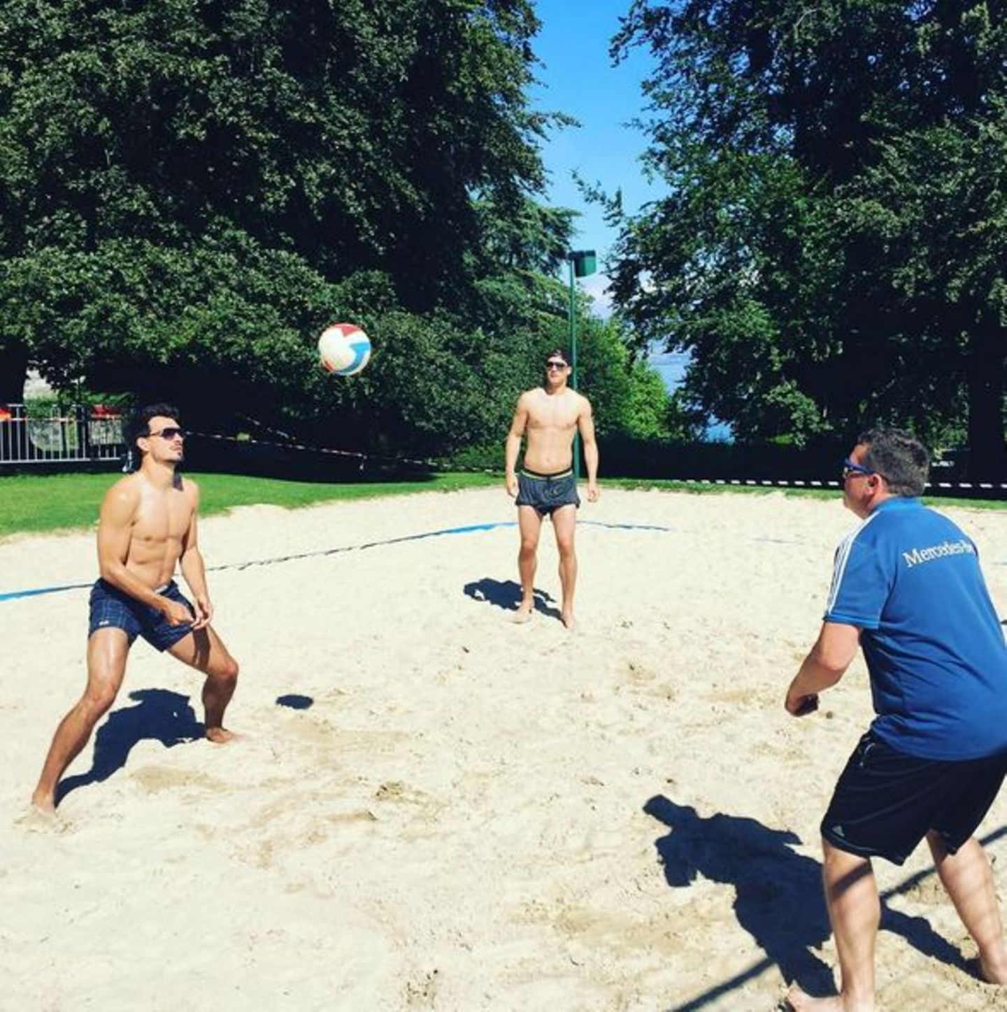Jogi Löw hat eine Trainingspause angeordnet. Mats Hummels und seine Kollegen vertreiben sich die freie Zeit mit Volleyball.