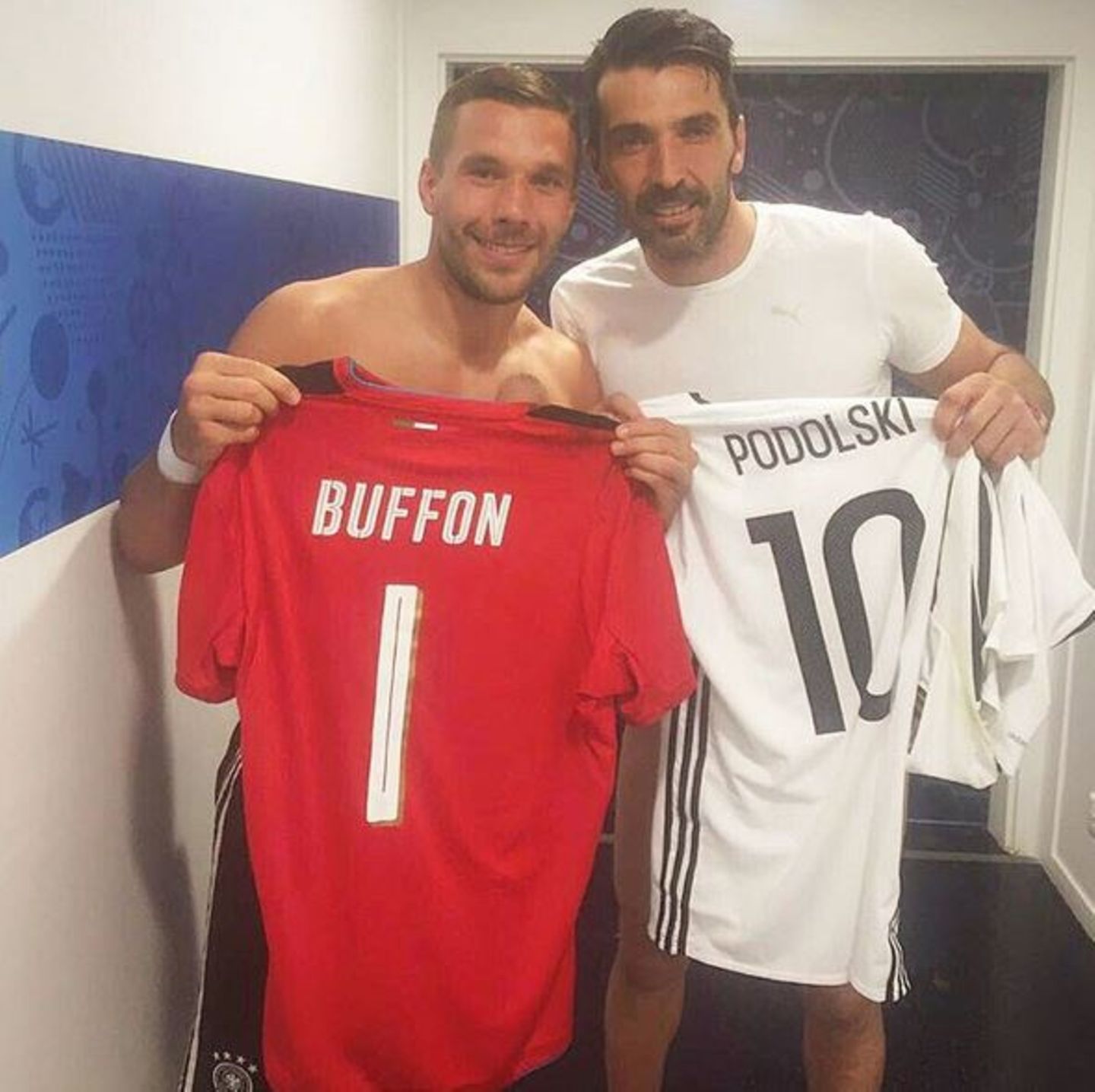 Stolz zeigt Poldi auf seinem Instagramprofil, dass er mit Gianluigi Buffon Trikots getauscht hat.