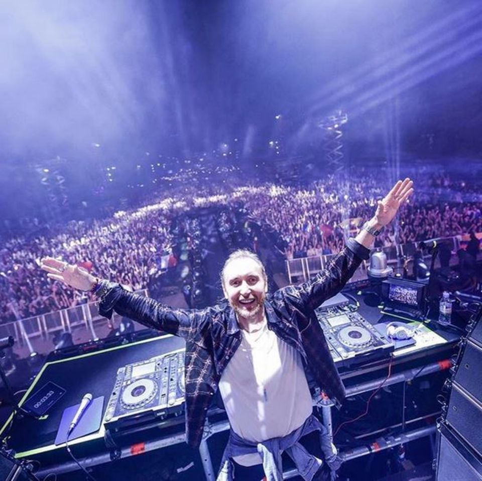 David Guetta ist der Star des Abends. Er heizt der Partymenge in Paris ordentlich ein und ist überwältigt von der grandiosen Stimmung. David Guetta ist der Star des Abends. Er heizt der Partymenge in Paris ordentlich ein und ist überwältigt von der grandiosen Stimmung.