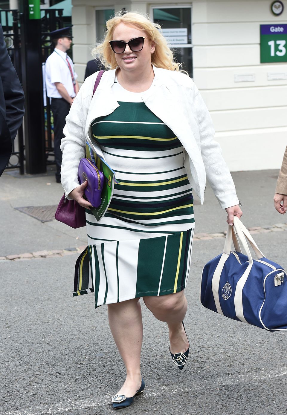 Sportlich gestreift und in den Tennis-Farben Grün und Weiß besucht Rebel Wilson das Wimbledon-Turnier in London. Sportlich gestreift und in den Tennis-Farben Grün und Weiß besucht Rebel Wilson das Wimbledon-Turnier in London.