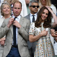 Erst mal schick machen am Spielfeldrand: Prinz William rückt sich die Kravatte zurecht und Herzogin Catherine bringt ihre Haare in Form.