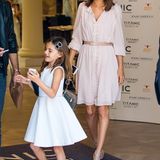 Alexandra Ambrosio und Tochter Anja machen sich vom Gendarmenmarkt aus auf den Weg zur Show von Marc Cain.