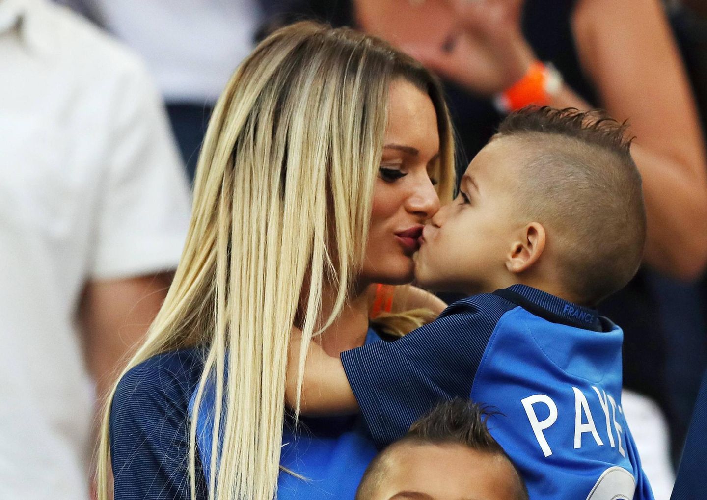 Süße Unterstützung für den französischen Nationalspieler Dimitri Payet: Ehefrau Ludivine Payet küsst Söhnchen Milan.