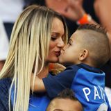 Süße Unterstützung für den französischen Nationalspieler Dimitri Payet: Ehefrau Ludivine Payet küsst Söhnchen Milan.