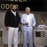 1980er  In der Show "Auf los geht's los" empfängt Moderator Joachim "Blacky" Fuchsberger seinen Stargast Bud Spencer.