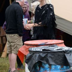 Mit ihren derben Gummistiefeln stapft Poppy Delevingne durch den Matsch in Glastonbury. Dazu trägt sie ein fransiges Oberteil, schwarzen Nagellack und die obligatorische Sonnenbrille.