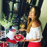 Sofia Vergara bedient sich am Kuchenbuffet. Die Torten und Donuts sind natürlich dem Motto "Stars and Stripes" angepasst.