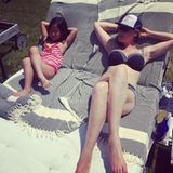 Katherine Heigl und Tochter Naleigh wollen dem Trubel lieber entgehen und relaxen in der Sonne.