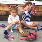 Scarlett und und Brooks helfen Mama Molly Sims beim Dekorieren.