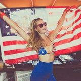 Paris Hilton posiert mit USA-Bikini und Flagge für ihre Fans.