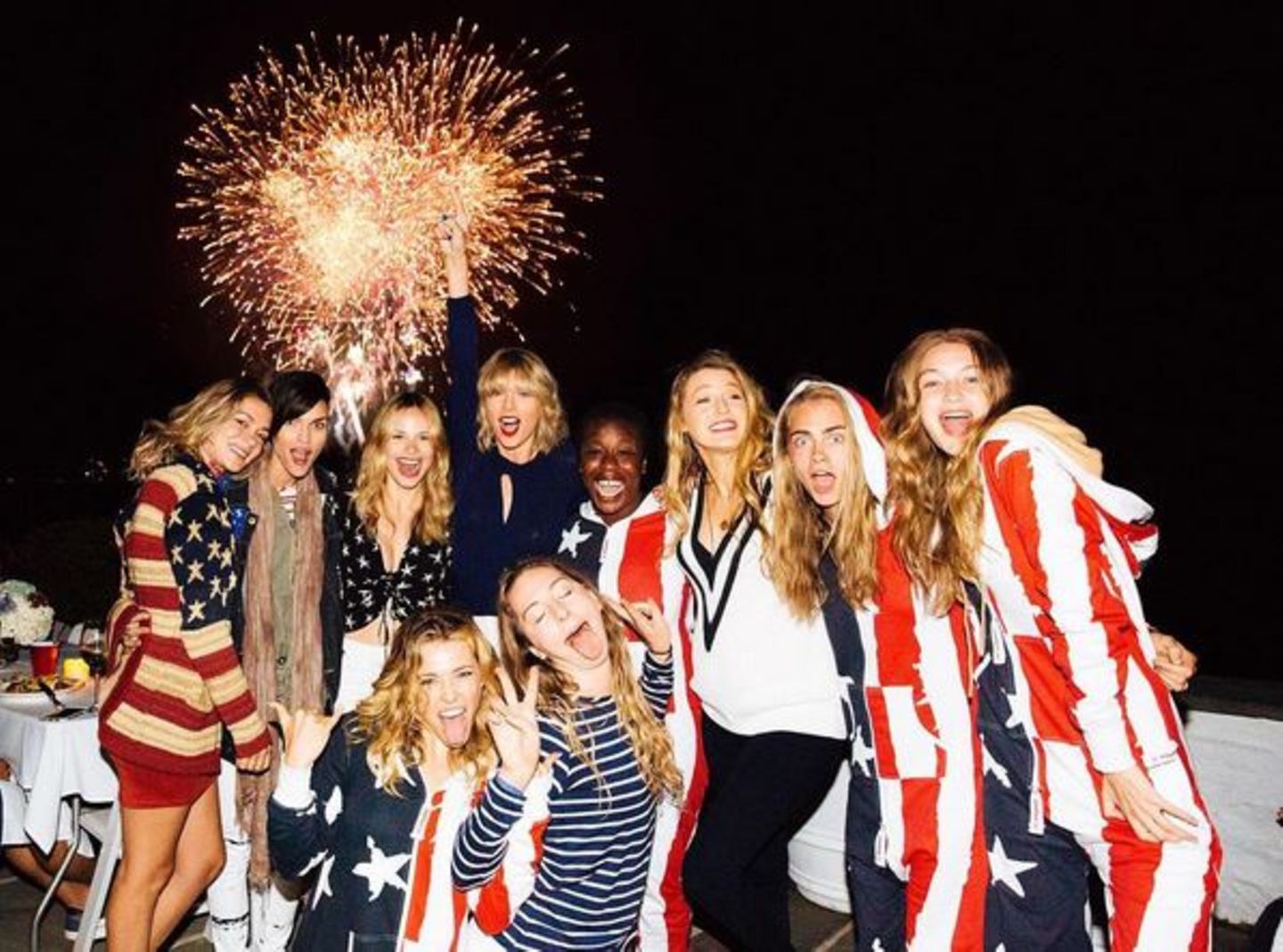 Taylor Swift feiert am liebsten mit ihrer Clique. Dazu gehören Ruby Rose, Uzo Aduba, Blake Lively, Cara Delevingne und Gigi Hadid.