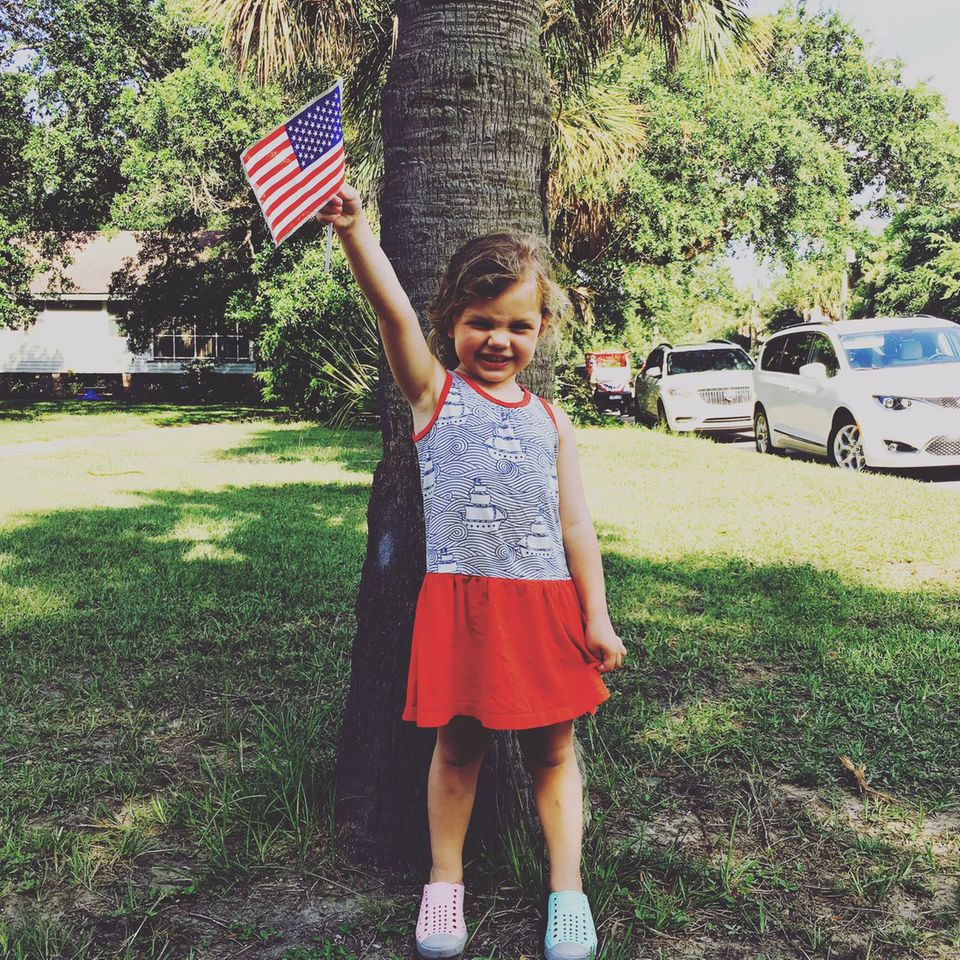 Busy Philipps Tochter schwenkt die USA-Flagge.