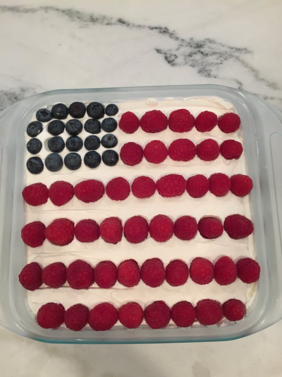 Alyson Hannigan hat für ihre Familie den berühmten "Flag Cake" gemacht. Alyson Hannigan hat für ihre Familie den berühmten "Flag Cake" gemacht.