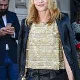 Sie geht im Chanel-Look zur Party: Vanessa Paradis trägt zur schwarzen Satinhose ein kastiges goldenes Oberteil.