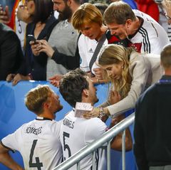 Nach dem nervenaufreibenden Sieg gegen Italien holt sich Benedikt Höwedes die wohlverdienten Glückwünsche bei seinen Eltern ab. Auch Mats Hummels hat sich ein Küsschen von Ehefrau Cathy verdient.
