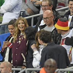 Jürgen Götze, Vater von Mario Götze, und Cathy Hummels mit bester Laune, im Stade de France in Paris.