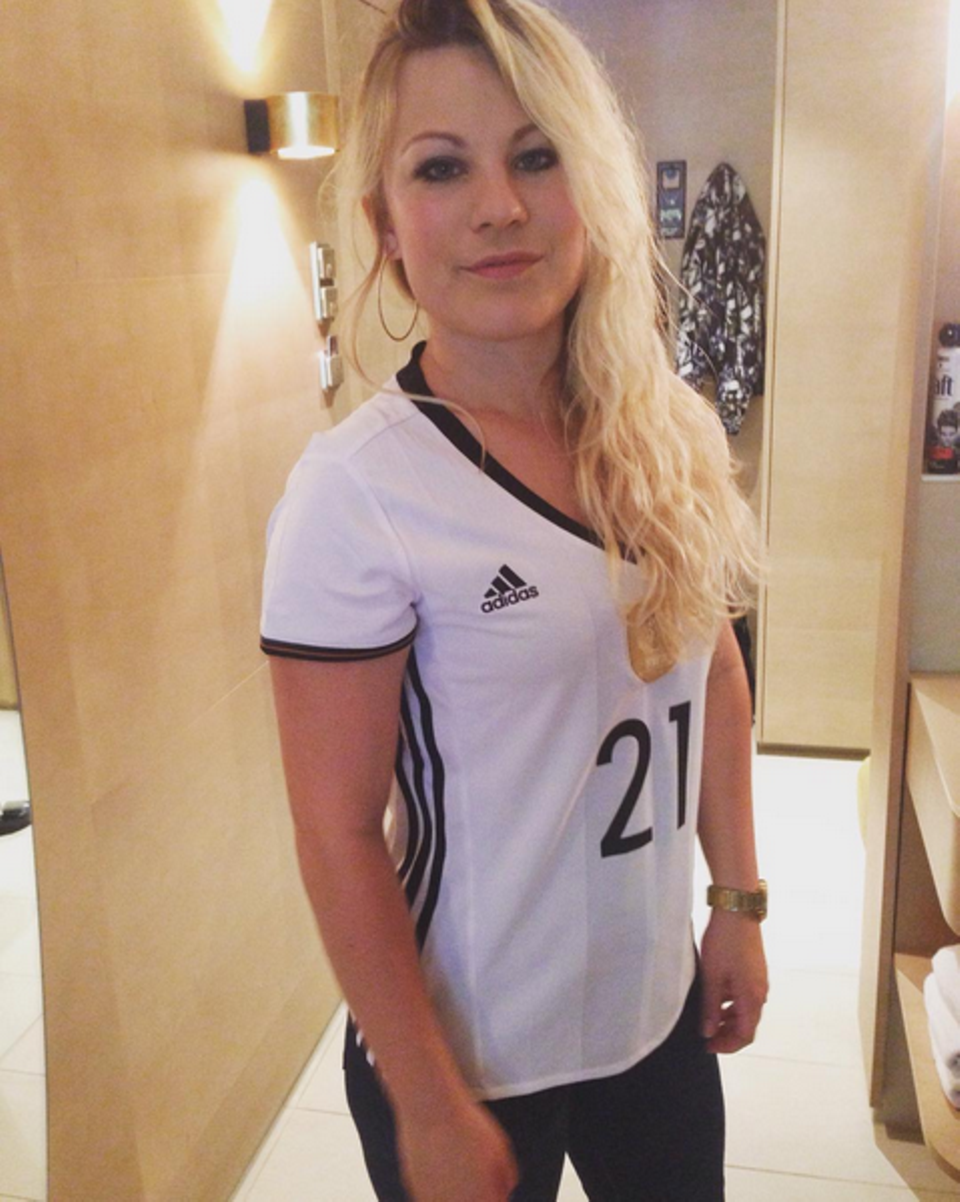 Vollste Unterstützung: Stolz trägt Debora Kimmich das DFB-Trikot ihres Bruders Joshua Kimmich.
