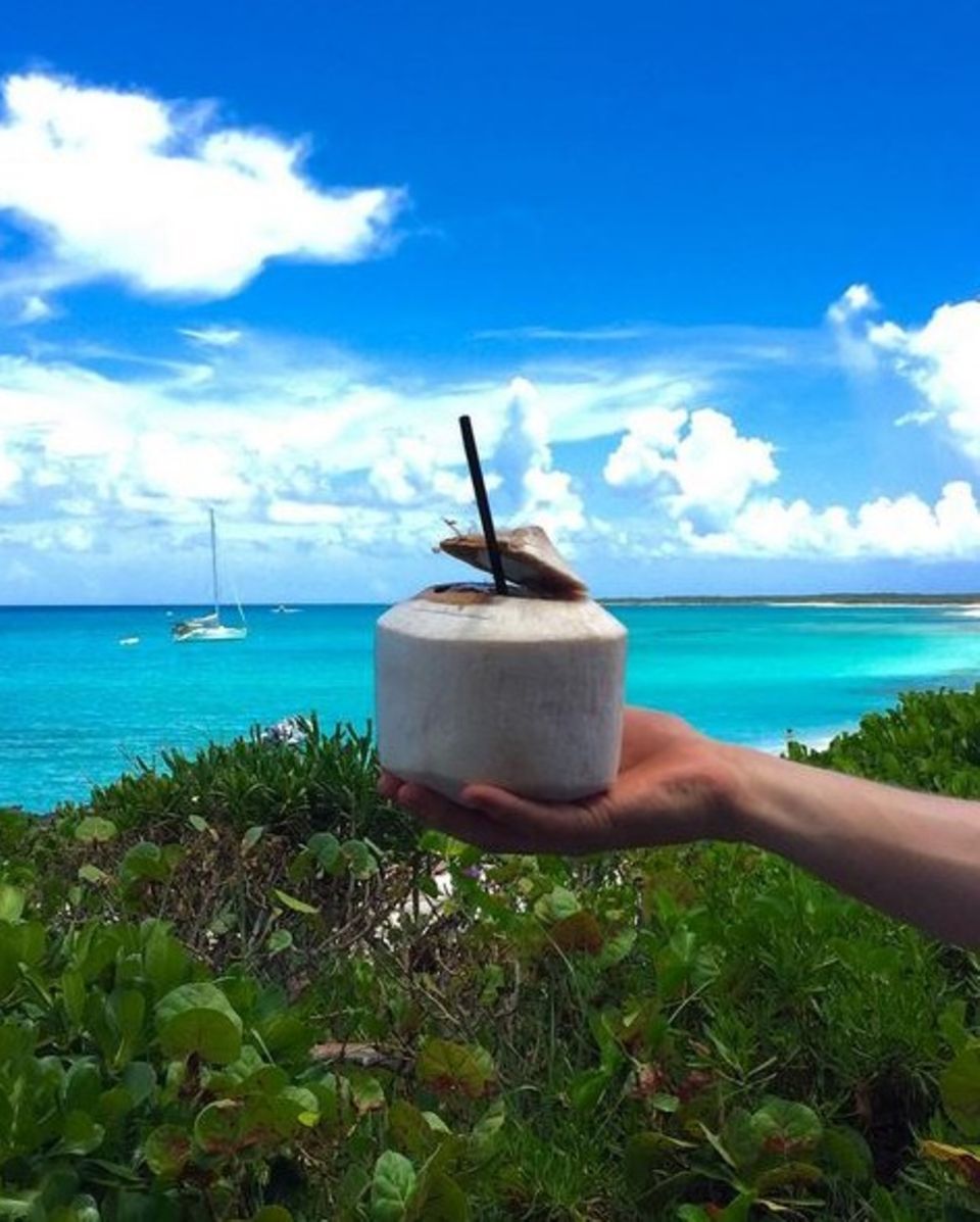 In karibischer Idylle genießt Marc ter Stegen sein erfrischendes Kokosnusswasser.