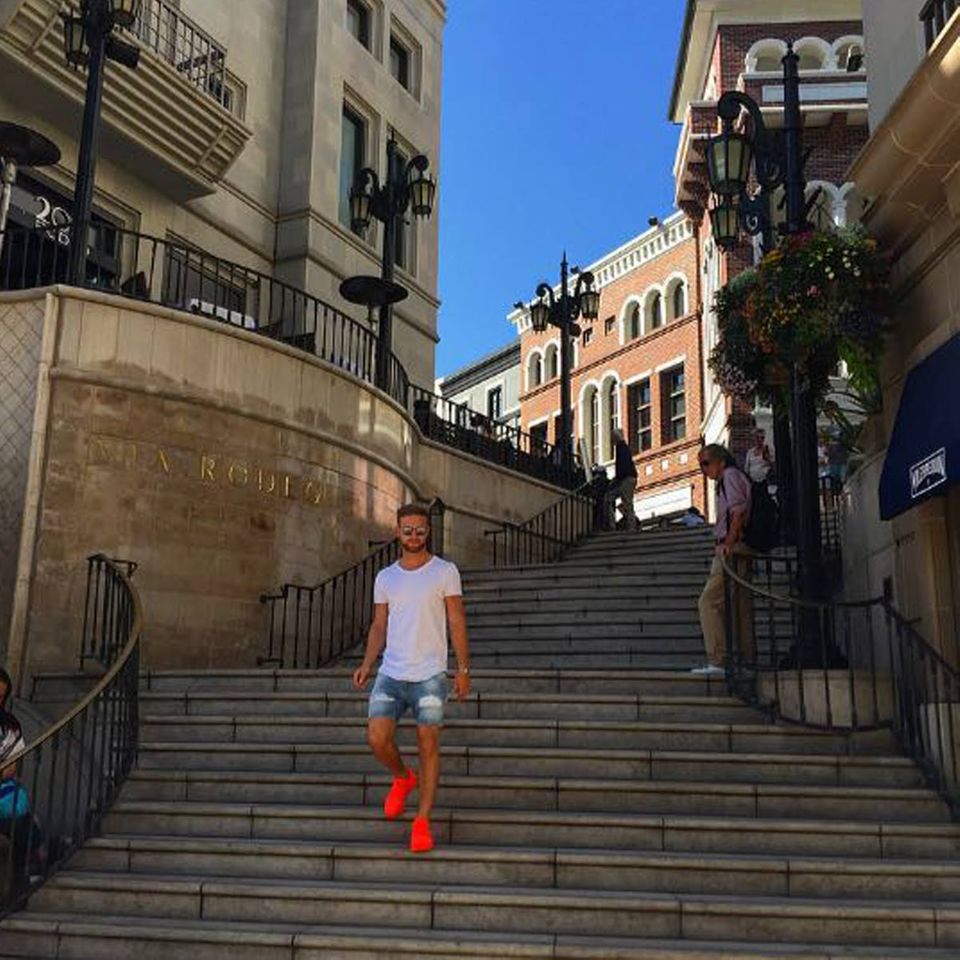 Grüße aus Los Angeles schickt Shkodran Mustafi an seine Fans mit diesem Foto. Auffällig dabei sind seine Neon Sneakers. Grüße aus Los Angeles schickt Shkodran Mustafi an seine Fans mit diesem Foto. Auffällig dabei sind seine Neon Sneakers.
