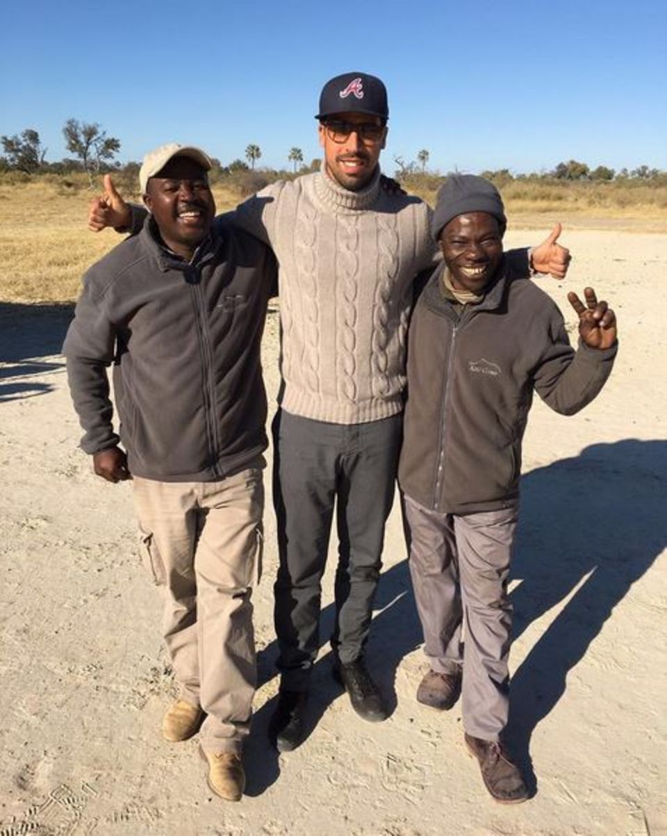 Sami Khedira posiert hier mit zwei Mitarbeitern des Abu-Camps. Der deutsche Nationalspieler verabschiedet sich von seinem tollen Urlaub in Süd Afrika und Botswana.