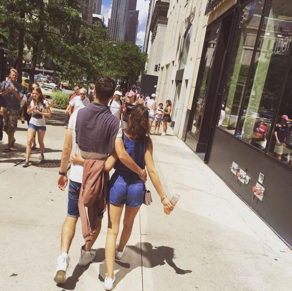 Julian Weigl ist mit seiner Freundin in Chicago unterwegs. Als ganz normales Paar schlendern sie durch die Straßen und sind einfach nur Touristen.
