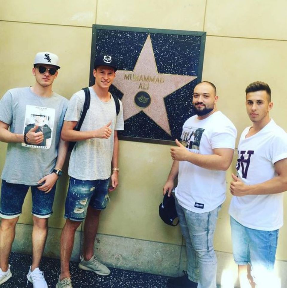 Mit seinen Kumpels posiert Julian Draxler vor dem Stern von Boxlegende Muhammad Ali in Los Angeles.