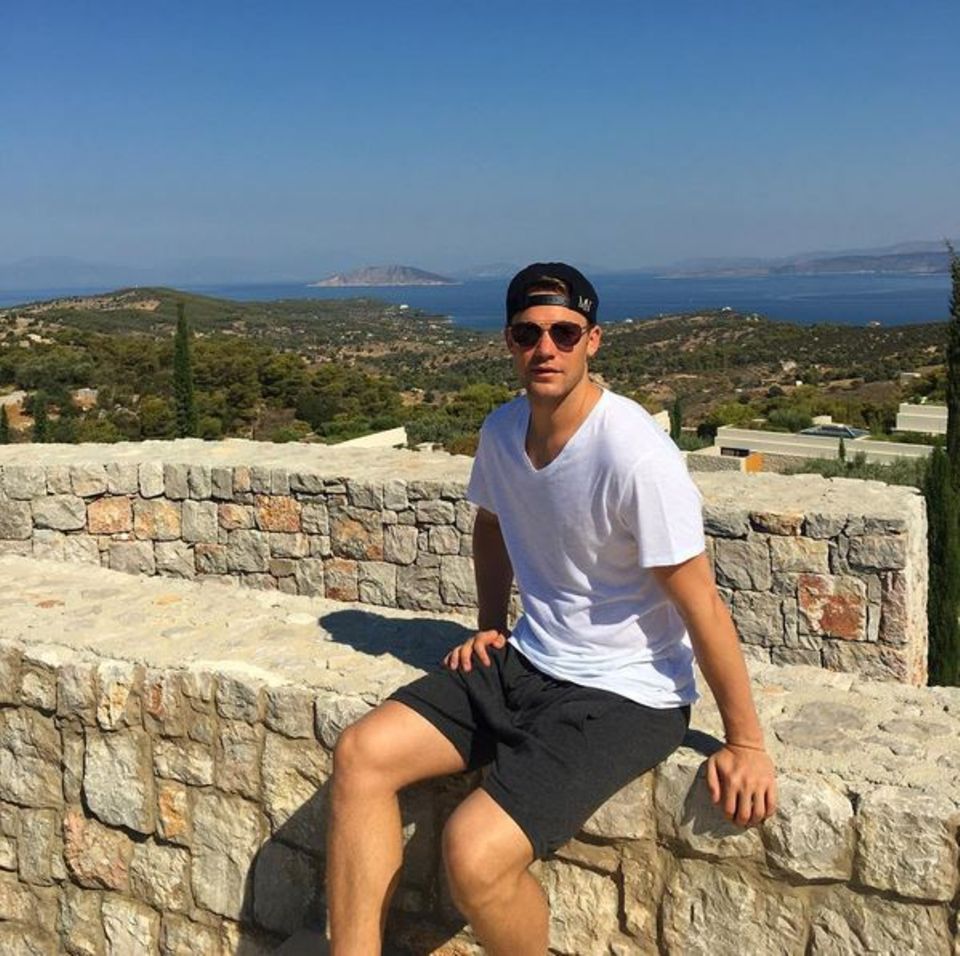 Hinter ihm eine traumhafte Kullisse, so entspannt sich unsere Nummer Eins, Manuel Neuer in Griechenland.