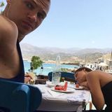 Joshua Kimmich und Freundin Lina Meyer sind gerade in Griechenland. Nach einen opulenten Mahl fällt Lina beim letzten Bissen Wassermelone in einen Komaschlaf.
