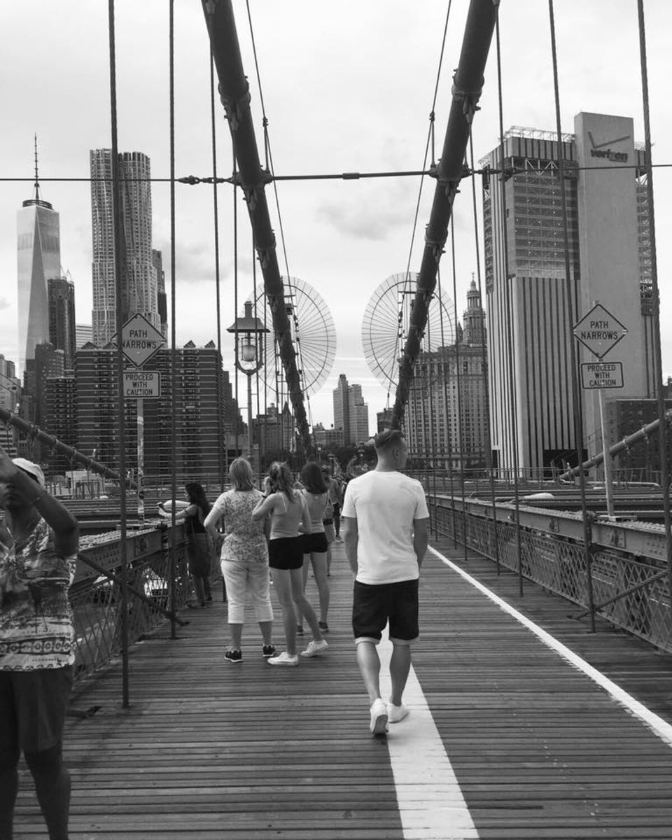 Marc-André ter Stegen bevorzugt offenbar lieber Städtereisen und entdeckt zu Fuß New York. Hier befindet er sich auf der Brooklynbridge.