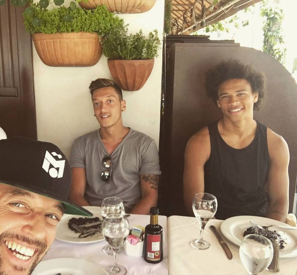 Buddys-Urlaub: Mesut Özil und Leroy Sané verbringen mit Freunden einige entspannte Tage in Los Angeles, bevor das ernste Fußballerleben bald wieder losgeht.