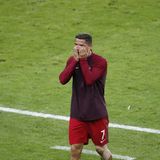 Cristiano Ronaldo kann seinem Team nur noch von der Seite aus zuschauen. So richtig akzeptieren kann er das nicht. Voller Tränen hält er sich beide Hände am Spielfeldrand vor das Gesicht.