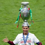 Happy End! Aufatmen für Cristiano Ronaldo. Seine Jungs aus Portugal haben das Finale gegen Frankreich auch ohne ihn knapp in der Verlängerung 0:1 gewonnen. Voller Freude schnappt er sich den Pokal und setzt ihn sich erst mal als Hut auf. Nach so einem dramatischen Finale darf man ja auch mal albern sein.