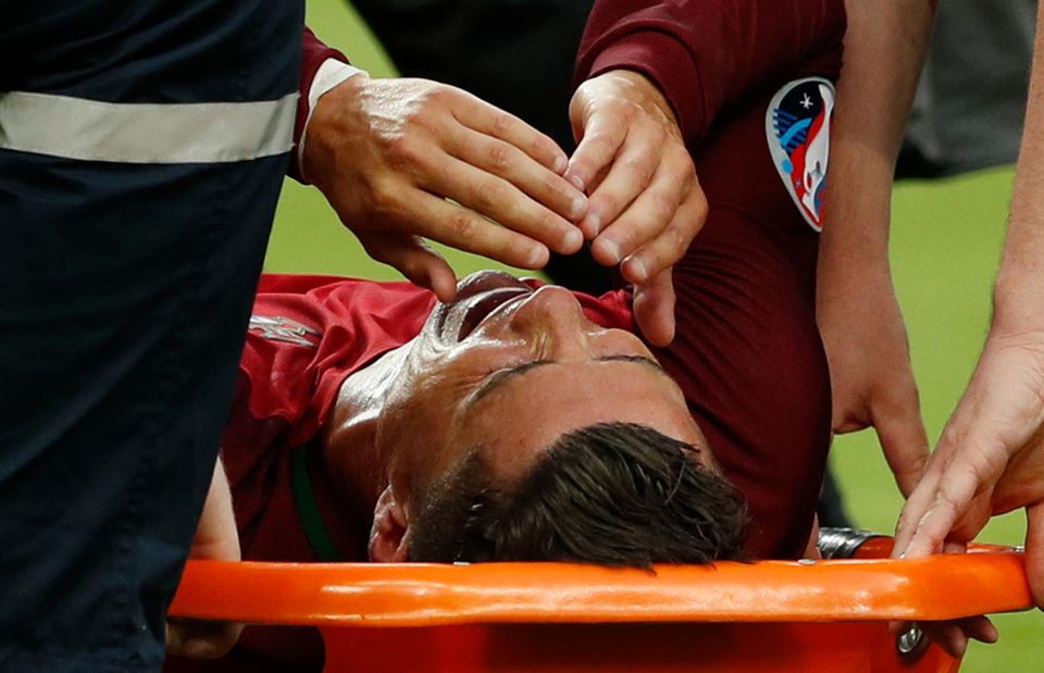 Hier bricht Cristiano Ronaldo das Herz. Mit einer Trage muss er vom Platz verletzt abtransportiert werden.