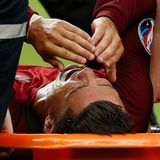Hier bricht Cristiano Ronaldo das Herz. Mit einer Trage muss er vom Platz verletzt abtransportiert werden.
