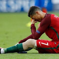 Zum Heulen! Da hat Cristiano Ronaldo es nach 12 Jahren endlich wieder in das Finale der Europameisterschaft geschafft, und dann die Schocknachricht: Nach 25 Minuten muss er verletzt vom Platz.